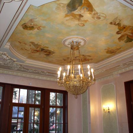 Художественная роспись потолка и лепнины